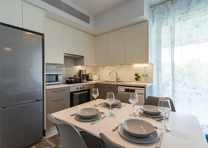 Starlet 1-br W Pool & Balcony In דירה לרנקה