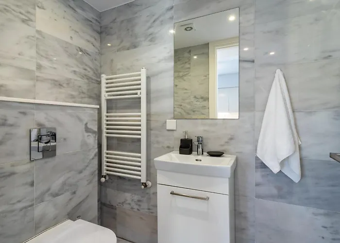 Starlet 1-br W Pool & Balcony In * לרנקה