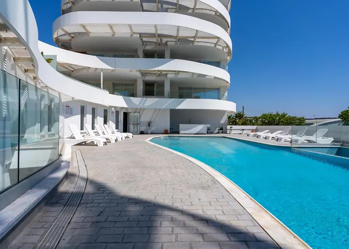 Starlet 1-br W Pool & Balcony In